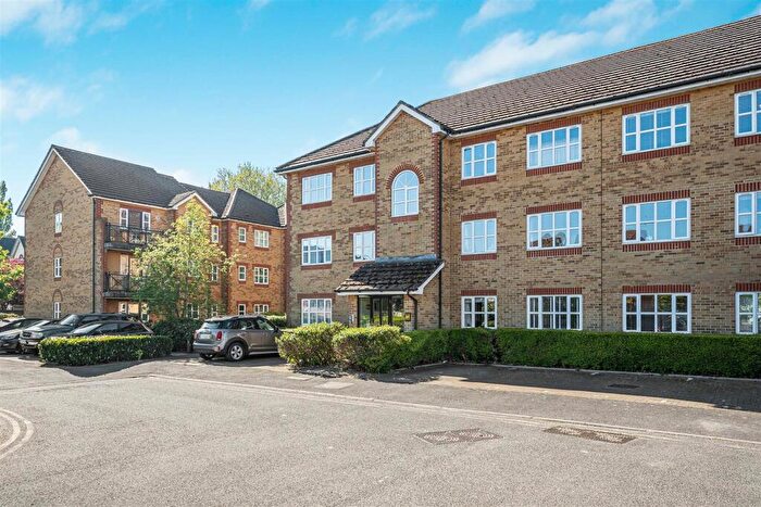 2 Bedroom Apartment For Sale In Elliotts Way, Caversham, Reading, RG4