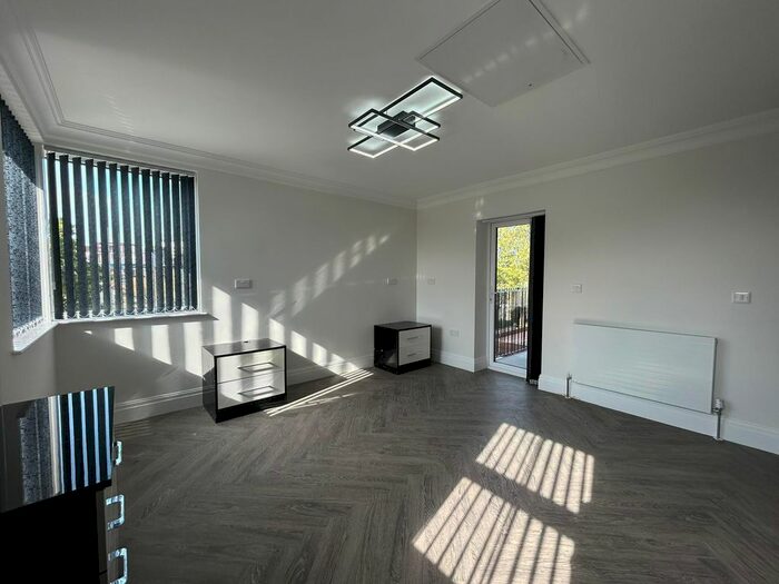 2 Bedroom Flat To Rent In The Mall, London, W5