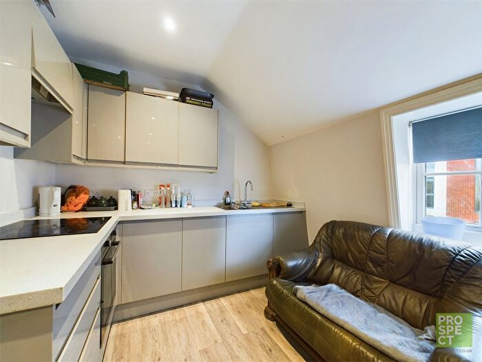 2 Bedroom Flat To Rent In Queen Street, Maidenhead, Berkshire, SL6