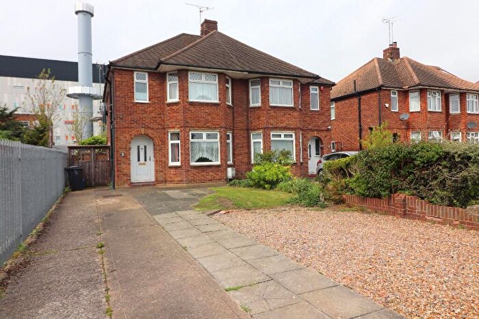 3 Bedroom Semi-Detached House For Sale In Faringdon Road, Luton, Bedfordshire, LU4