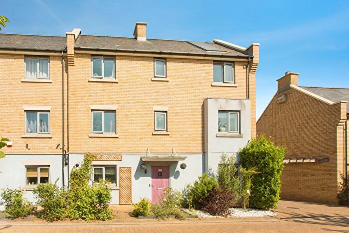 4 Bedroom Semi Detached House For Sale In Sweetpea Way, Cambridge, CB4