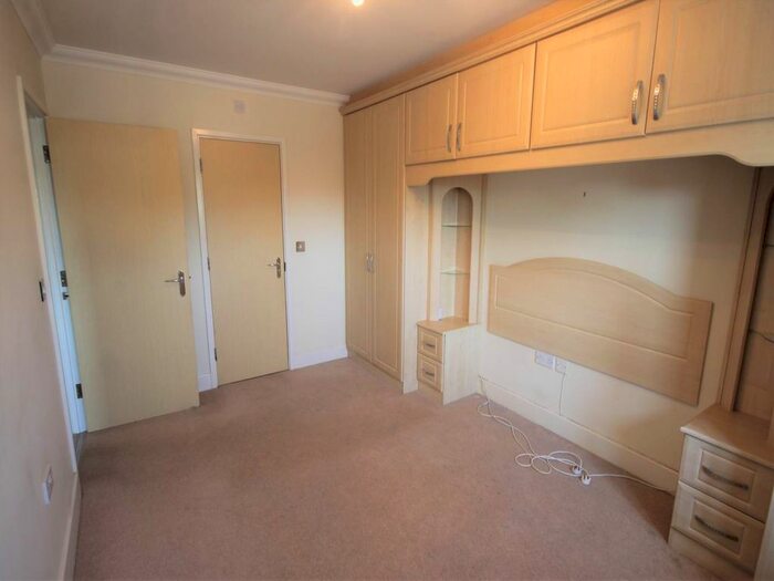 2 Bedroom Flat To Rent In Central Court, Chigwell, Essex, IG7
