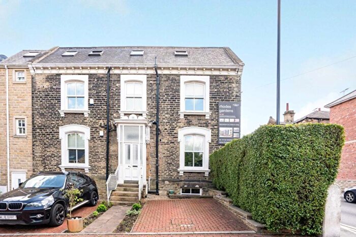 2 Bedroom Apartment To Rent In Rhodes Gardens, Morley, LS27