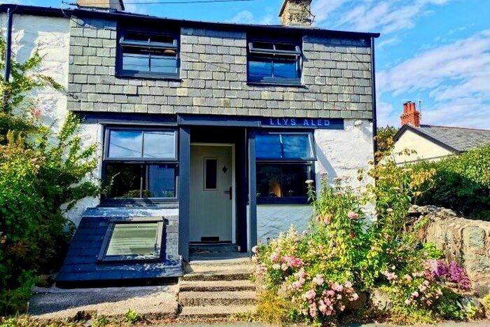 2 Bedroom Property To Rent In ., Conwy, LL32