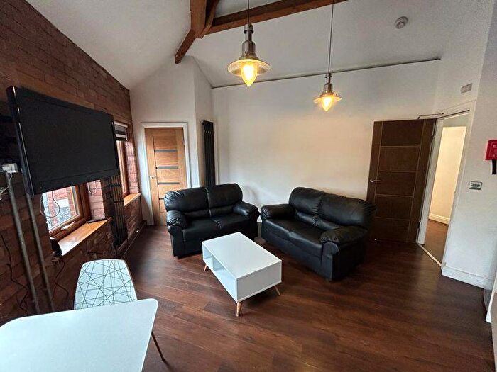 2 Bedroom Flat To Rent In Cross Chapel Street, Leeds, LS6