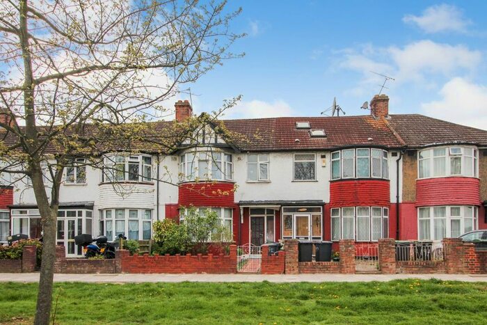 2 Bedroom Flat To Rent In Downhills Way, London, N17