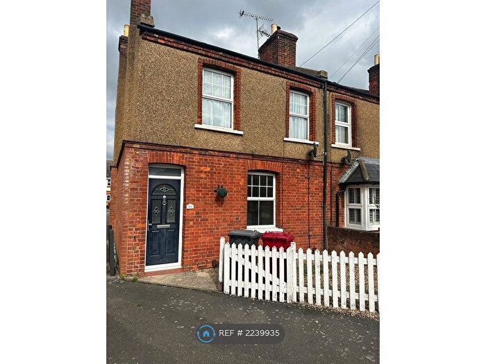 3 Bedroom End Of Terrace House To Rent In Meadfield Road, Slough, SL3