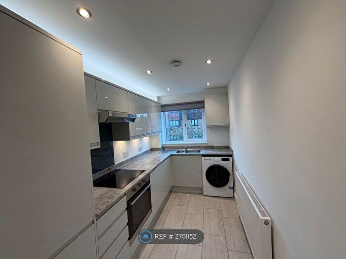 2 Bedroom Flat To Rent In Collingwood Place, Walton-On-Thames, KT12