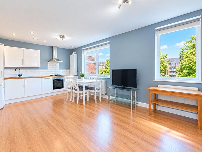 1 Bedroom Flat For Sale In Staines Road, Feltham, TW14