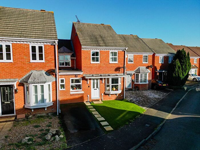 3 Bedroom Terraced House For Sale In Lark Vale, Aylesbury, HP19