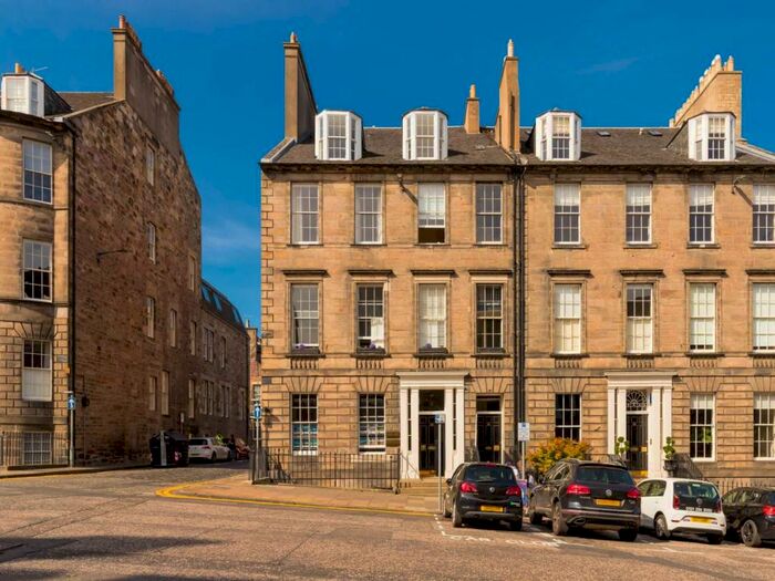 3 Bedroom Flat To Rent In North Castle Street, City Centre, Edinburgh, EH2