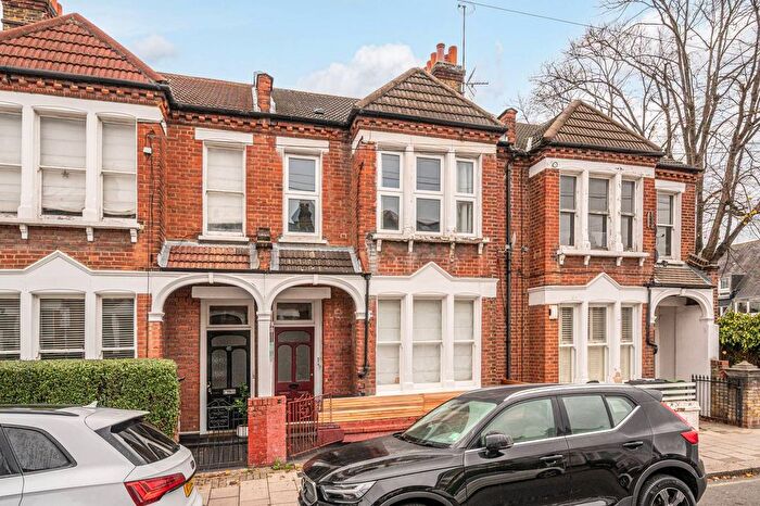 2 Bedroom Flat For Sale In Hazelbourne Road, Clapham South, London, SW12