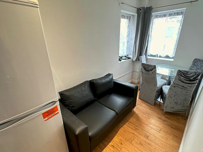 3 Bedroom Flat To Rent In Broadway, London, W13