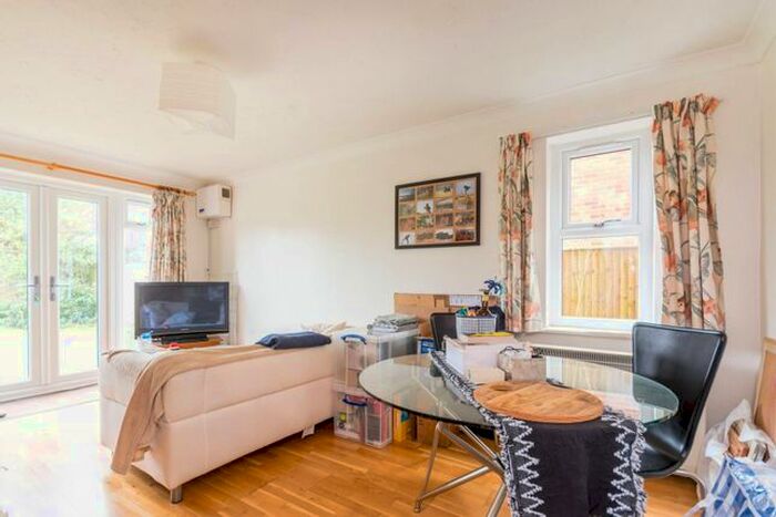 1 Bedroom Flat To Rent In Maybury Road, Maybury, Woking, GU21