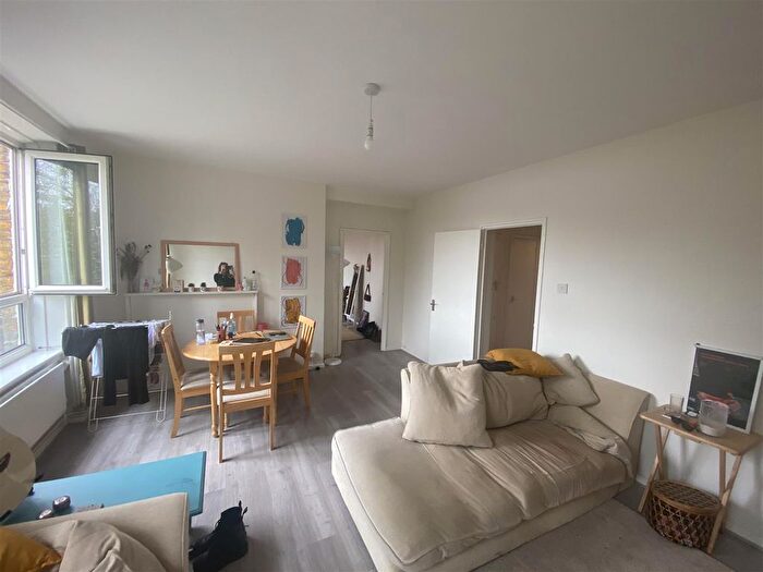 3 Bedroom Flat To Rent In Renton Close, London, SW2