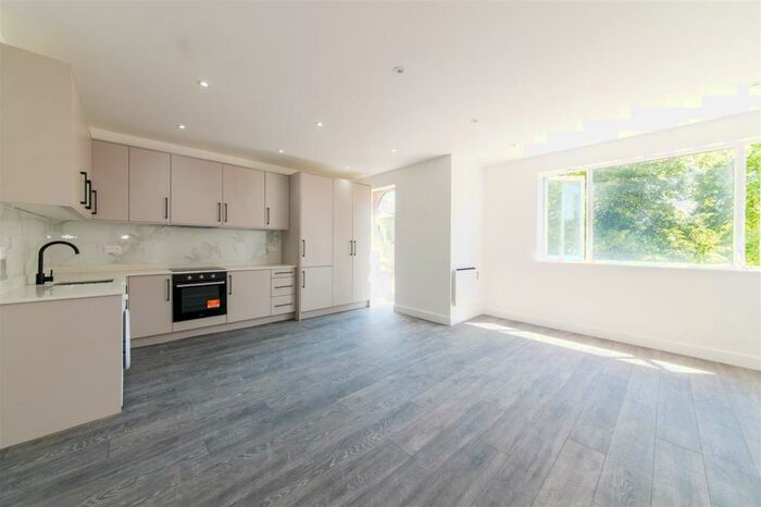 2 Bedroom Flat To Rent In Woodside Avenue, London, N12