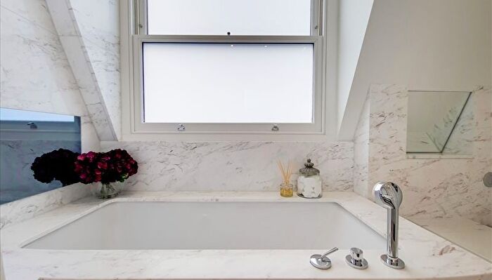 3 Bedroom Flat To Rent In Prince Of Wales Terrace, Kensington, W8