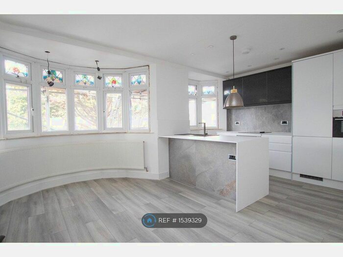 3 Bedroom Flat To Rent In Wilmer Way, London, N14