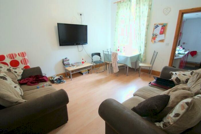 7 Bedroom Terraced House To Rent In Manor Drive, Hyde Park, Leeds, LS6