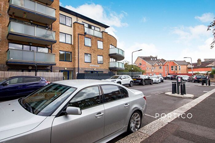 3 Bedroom Flat To Rent In Trinity Close, Leytonstone, E11