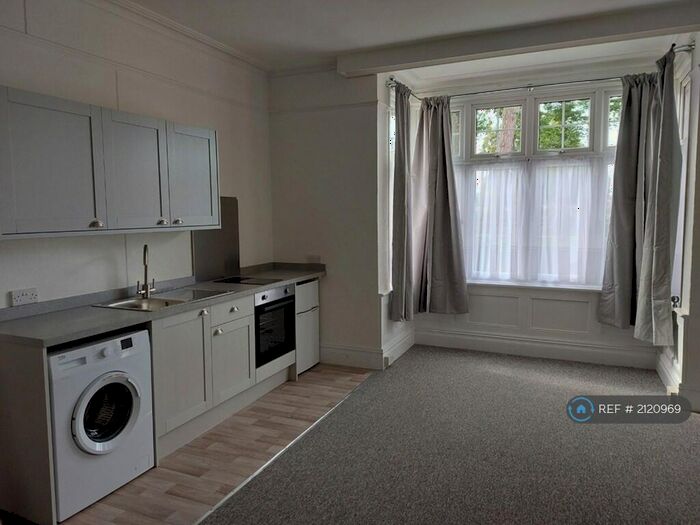 Studio To Rent In Tring Road, Aylesbury, HP20