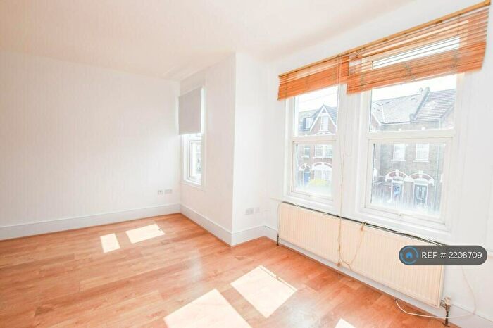 2 Bedroom Flat To Rent In Stanger Road, London, SE25