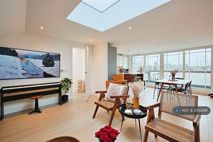 3 Bedroom Maisonette To Rent In Brookfield Mews, London, SW13