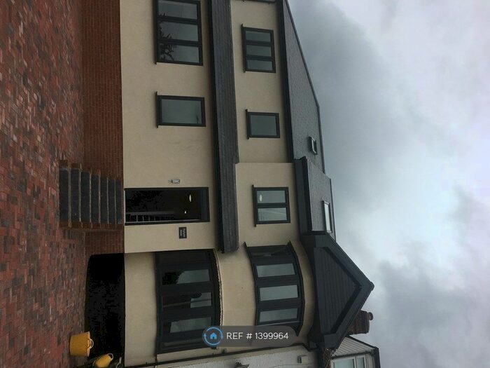 2 Bedroom Flat To Rent In Ridgeway, Woodford Green, IG8