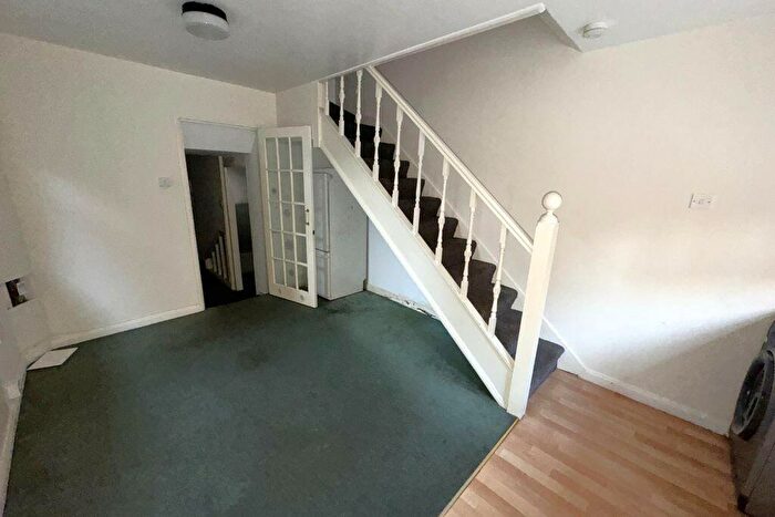 2 Bedroom Flat For Sale In Manor Road, Wallington, Surrey, SM6