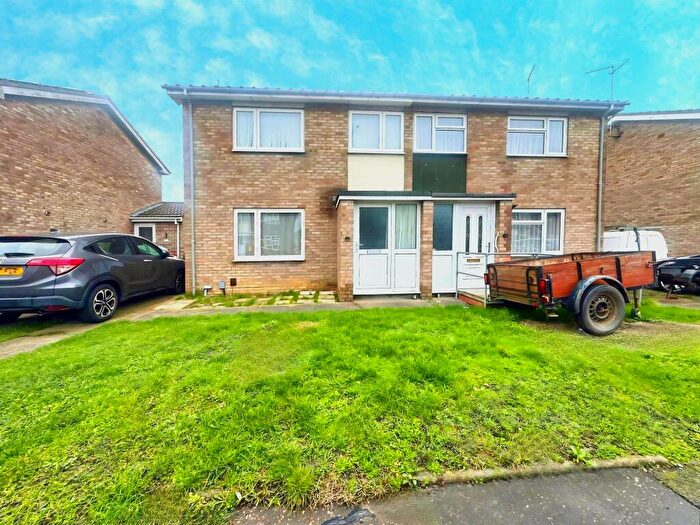 3 Bedroom Semi Detached House For Sale In Pratt Avenue, Paston, Peterborough, PE4