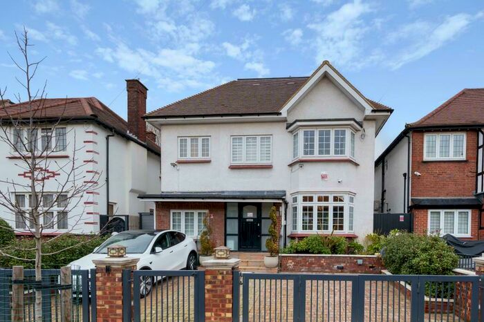 4 Bedroom Detached House To Rent In Tillingbourne Gardens, Finchley, N3