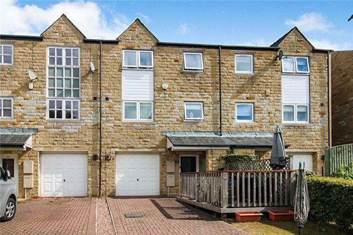 3 Bedroom Town House For Sale In Canal Road, Riddlesden, Keighley, West Yorkshire, BD20