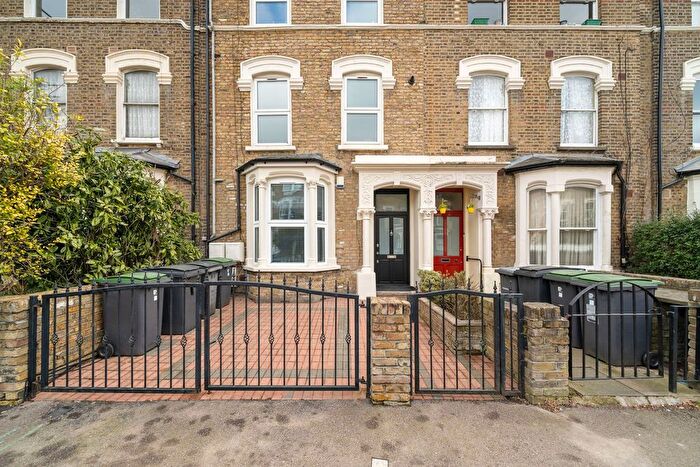 3 Bedroom Flat For Sale In Upper Tollington Park, London, N4