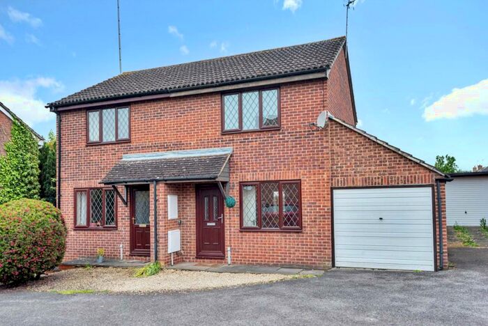 2 Bedroom Semi-Detached House To Rent In Kent Close, Abingdon, Oxfordshire, OX14