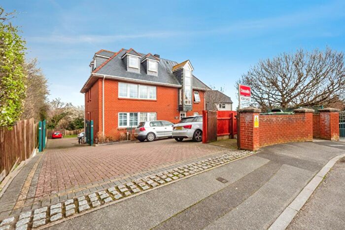 2 Bedroom Flat For Sale In Goldcroft Avenue, Weymouth, DT4