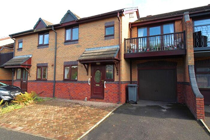 3 Bedroom Town House For Sale In Kingswood Road, Leyland, Lancashire, PR25