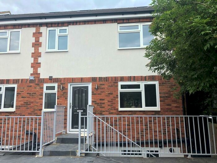 5 Bedroom House To Rent In High Street North, Dunstable, LU6
