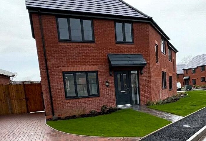3 Bedroom Semi-Detached House To Rent In Oldbury, West Midlands, Birmingham, B68