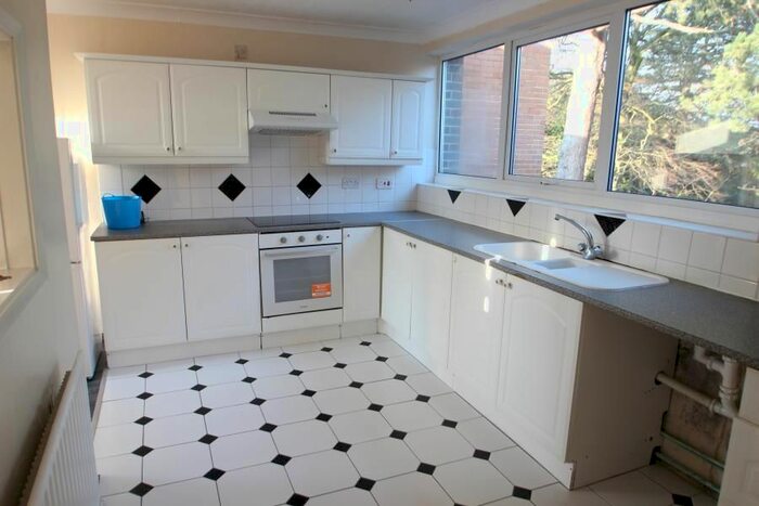 3 Bedroom Flat To Rent In Newton Court, Oakwood, Leeds, LS8