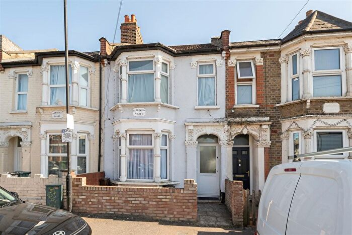 2 Bedroom Flat For Sale In St. Andrews Road, Walthamstow, E17