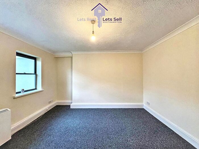 3 Bedroom Flat To Rent In Lowmans House, SO17