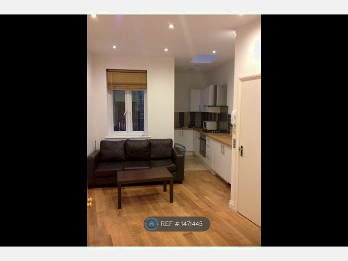Studio To Rent In Goldhawk Road, London, W12
