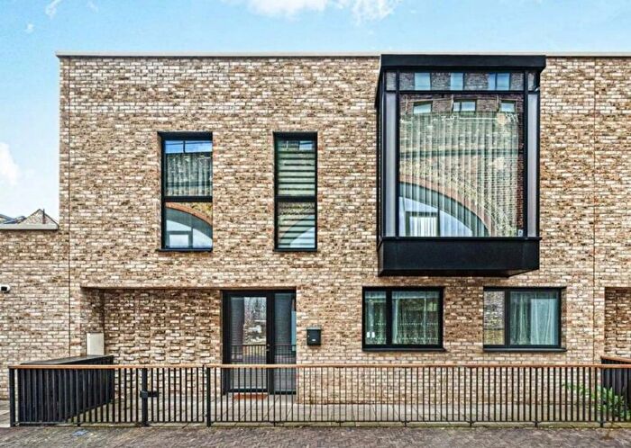 2 Bedroom Flat To Rent In Patcham Terrace, London, SW8