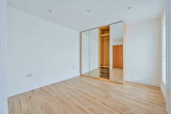 2 Bedroom Flat To Rent In Lewisham Way, Brockley, London, SE14