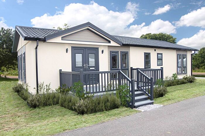 2 Bedroom Mobile/park Home For Sale In Benham Lane, Riseley, Reading, RG7