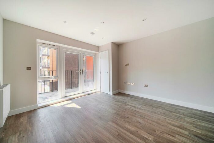 2 Bedroom Flat To Rent In Barley Close Greenhithe, DA9