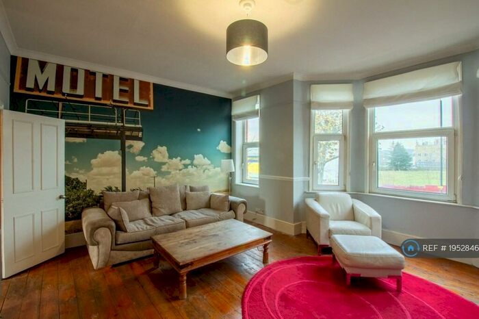 3 Bedroom Flat To Rent In Knights Hill, London, SE27