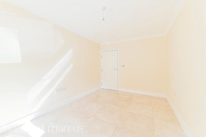 2 Bedroom Detached Bungalow For Sale In Kings Road, London, SE25
