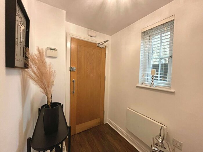 2 Bedroom Apartment For Sale In Tenby Grove, Kingsmead, Milton Keynes, MK4
