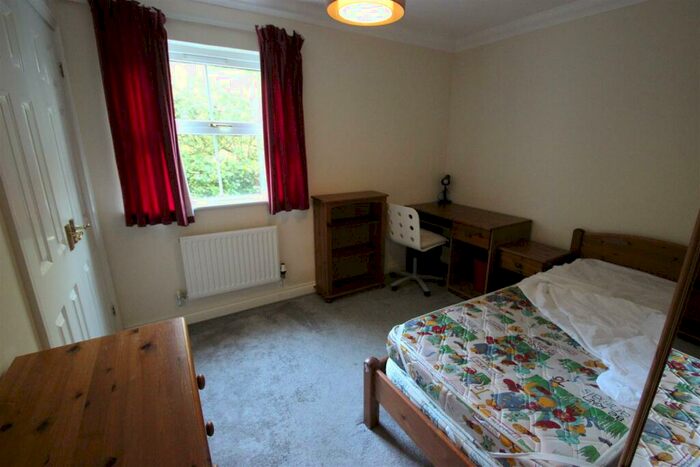 3 Bedroom Flat To Rent In Venneit Close, OX1